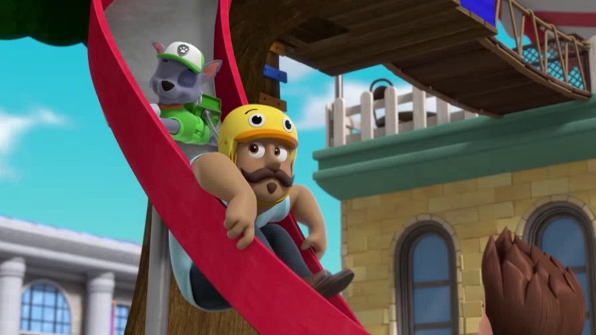 灰灰用旧饼干烤盘修补滑梯